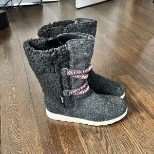Muk Luks Essentials Size 10 Women’s Black Knit Boots Buttons Comfy Winter Gear